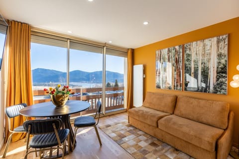 View (from property/room), Balcony/Terrace, Dining area