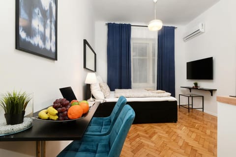 Bed, TV and multimedia, Living room, Photo of the whole room, Seating area, Dining area, Bedroom, air conditioner