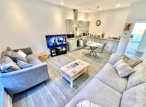 TV and multimedia, Kitchen or kitchenette, Living room, Seating area, Dining area