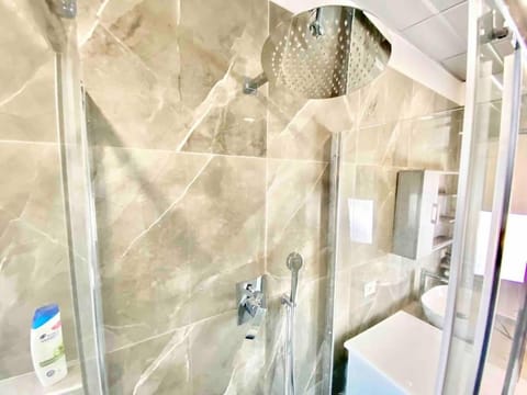 [12 Minuti dal Duomo]Metro+10 posti letto Apartment in Milan