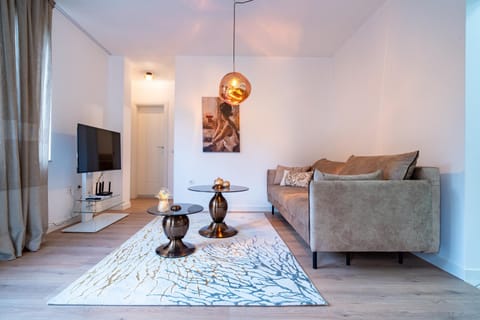 Communal lounge/ TV room, TV and multimedia, Living room, Seating area, Evening entertainment