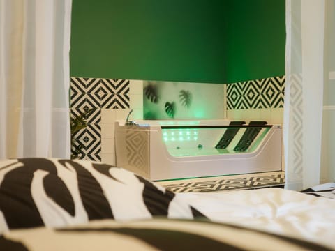 Bed, Hot Tub, Bedroom