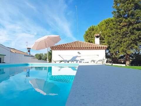 Property building, Patio, Day, Pool view, Swimming pool, sunbed