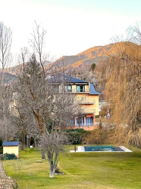 Property building, Natural landscape, Garden, Garden view, Mountain view, Pool view, Swimming pool