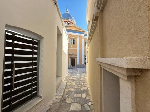 Facade/entrance, Day, Landmark view
