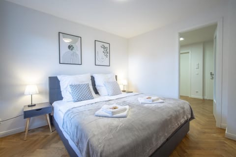 Bed, Photo of the whole room, Bedroom, Food, towels