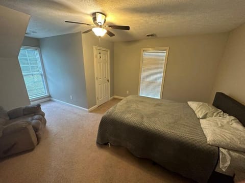 Home just outside of Hendersonville House in Hendersonville