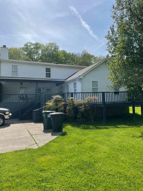 Home just outside of Hendersonville House in Hendersonville