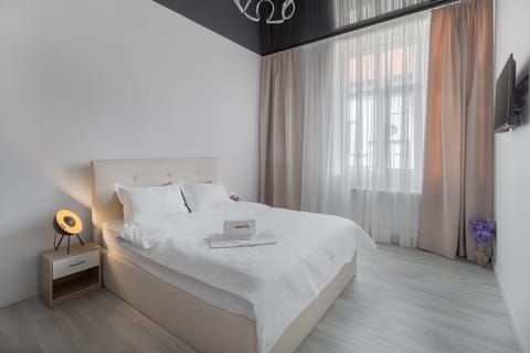 Bed, TV and multimedia, Photo of the whole room, Bedroom, hair dresser, towels