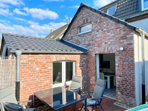 Property building, Patio, Balcony/Terrace, Dining area