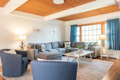 A Contemporary Gem w Cape Character Dog Friendly House in Orleans