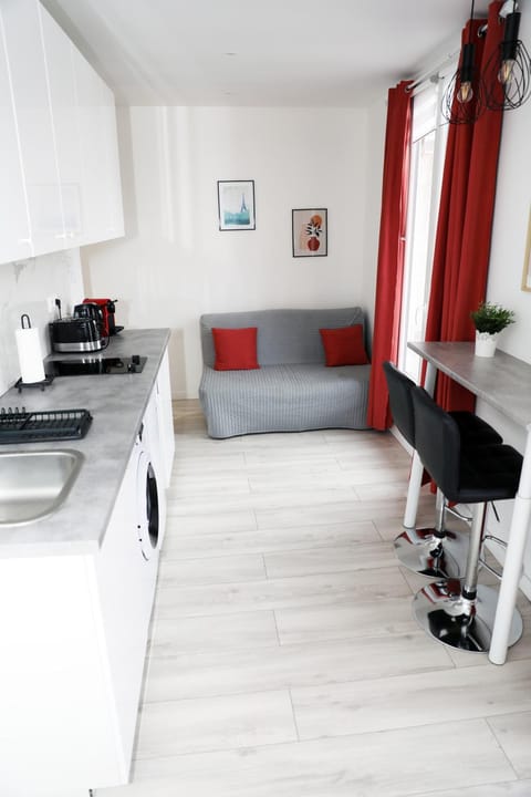 Kitchen or kitchenette, Living room, Seating area, Dining area, minibar, stove, toaster