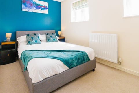 Cambridge 4 Bedroom Sleeps 9 Wi-Fi Garden, LONG STAYS ACCEPTED- Orchid House House in Cambridge