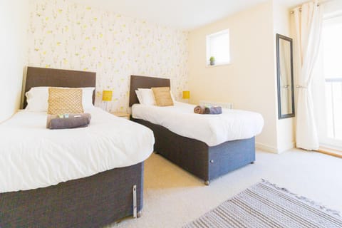 Cambridge 4 Bedroom Sleeps 9 Wi-Fi Garden, LONG STAYS ACCEPTED- Orchid House House in Cambridge