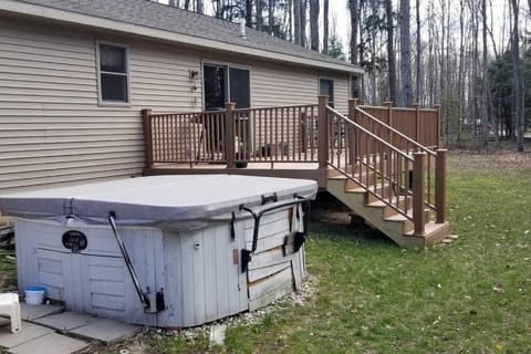 4 Bedroom/2 Bath Home 20 Acres of Woods - Hot Tub House in Michigan