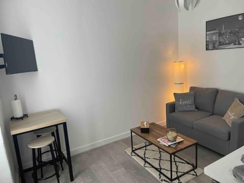 TV and multimedia, Seating area, Dining area