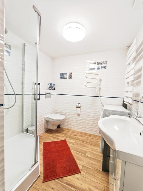 Shower, Toilet, Bathroom, towels