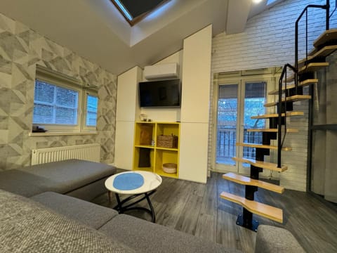 TV and multimedia, Living room, Seating area, Evening entertainment, air conditioner