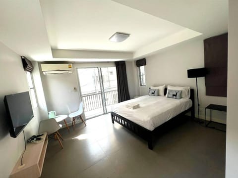 Communal lounge/ TV room, Bed, TV and multimedia, Photo of the whole room, Evening entertainment, Bedroom