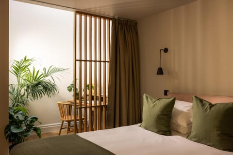 Bed, Photo of the whole room, Seating area, Bedroom