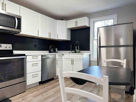 Rotherwood Roost / 2BR/1BA Apartment near UE Apartment in Evansville