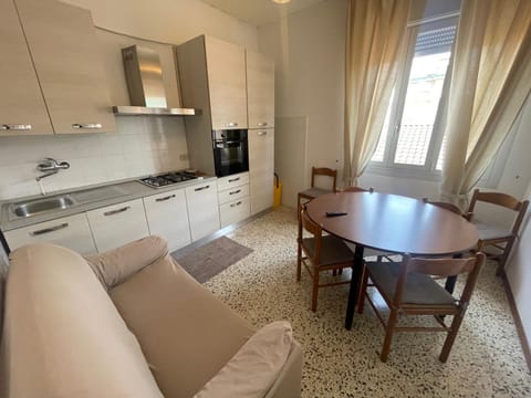 Kitchen or kitchenette, Dining area, pet friendly