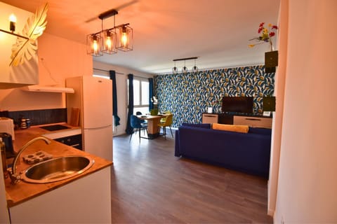 Kitchen or kitchenette, Dining area, minibar, pet friendly