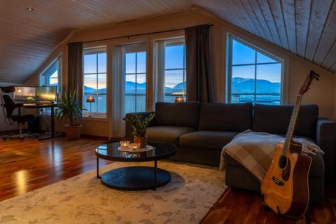 View (from property/room), Living room, Mountain view, Sea view, Quiet street view