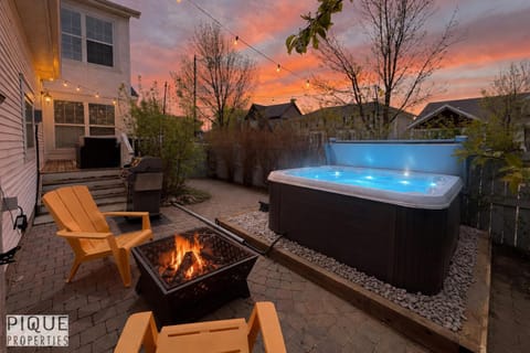 Patio, Night, BBQ facilities, Hot Tub, Seating area, Sunset