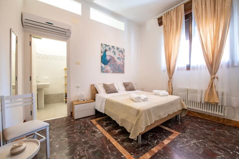 Bed, Bathroom, Photo of the whole room, Bedroom, internet, towels, air conditioner