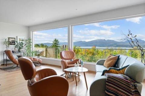 Central Arctic Panoramic Views Apartment in Tromso