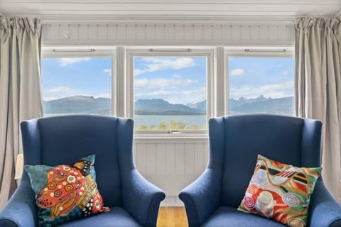 Central Arctic Panoramic Views Apartment in Tromso