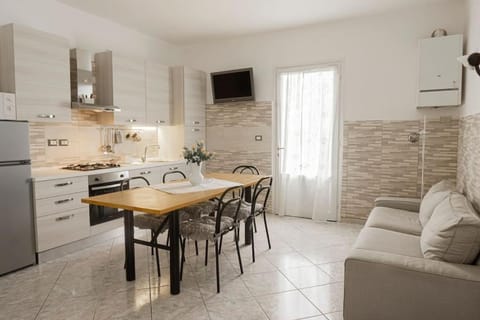 Kitchen or kitchenette, Living room, Seating area, Dining area, minibar, pet friendly, stove, toaster