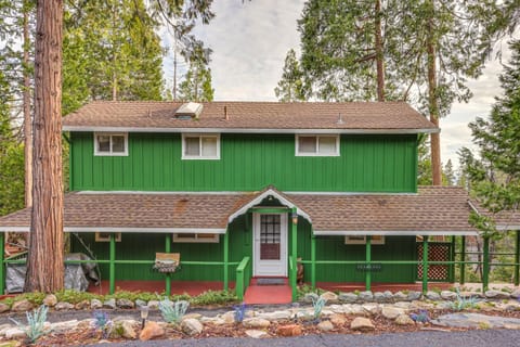 Cozy Mi-Wuk Village Cabin 18 Mi to Dodge Ridge! Cabin in Mi Wuk Village