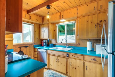 Cozy Mi-Wuk Village Cabin 18 Mi to Dodge Ridge! Cabin in Mi Wuk Village