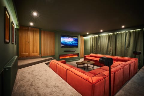 Communal lounge/ TV room, TV and multimedia, Living room, Seating area, Evening entertainment
