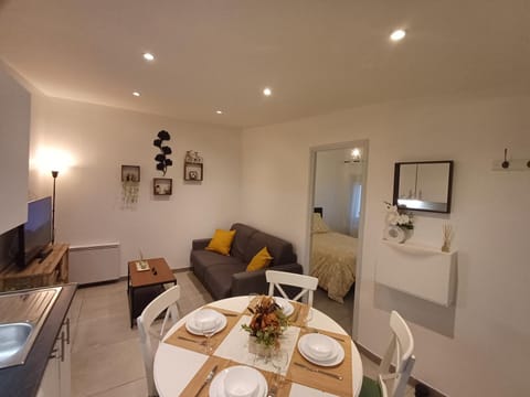 Super F2 à 5mn aéroport d'Orly parking privé gratuit Apartment in Île-de-France