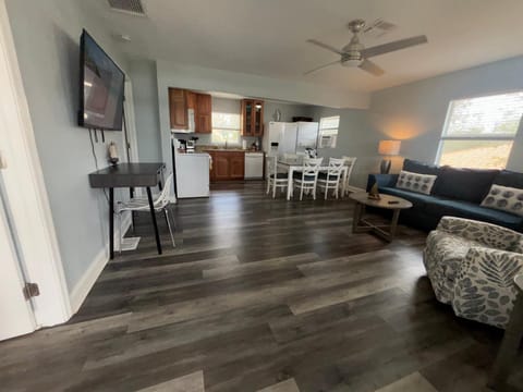 TV and multimedia, Kitchen or kitchenette, Living room, Photo of the whole room, Seating area