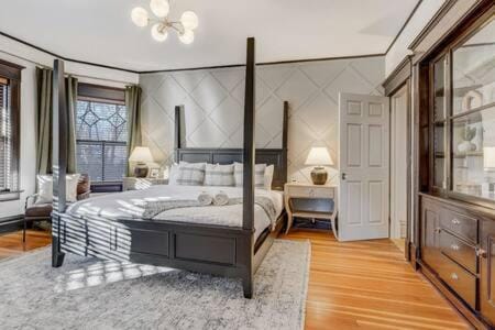 Noble Mansion 7 Bedrooms w Hot Tub Firepit & BBQ House in Colorado Springs