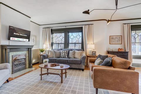 Noble Mansion 7 Bedrooms w Hot Tub Firepit & BBQ House in Colorado Springs