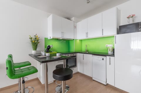 Coffee/tea facilities, Kitchen or kitchenette, Dining area, microwave, oven, stove