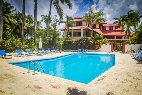 Property building, Patio, Spring, Day, Garden, Garden view, Pool view, Swimming pool, Swimming pool, sunbed