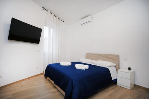 Bed, TV and multimedia, Photo of the whole room, Bedroom, towels, air conditioner