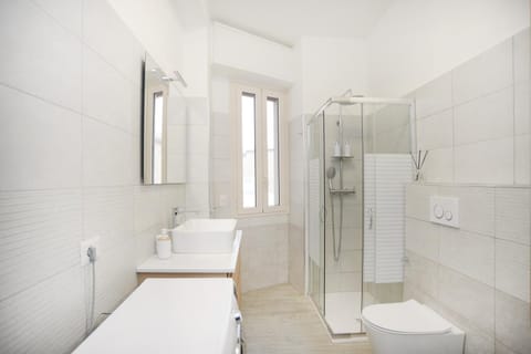 Shower, Toilet, Bathroom, bidet, towels