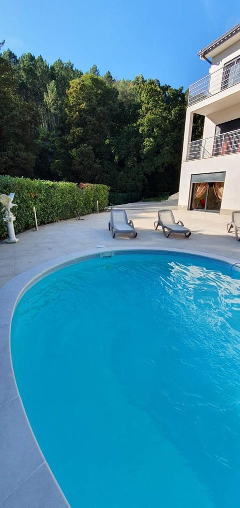 Day, Natural landscape, Swimming pool, sunbed