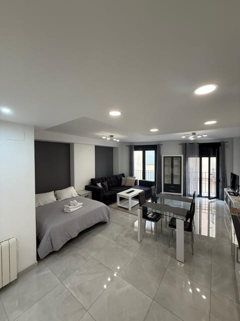 Bed, TV and multimedia, Living room, Photo of the whole room, Seating area, Dining area, Bedroom