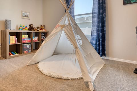 Family Friendly Playroom Garage House in Caldwell