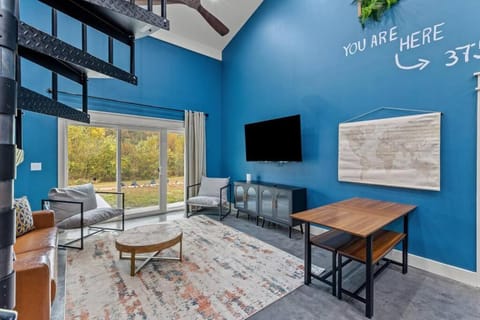 New Barndo/Private River Access/ 2 Private Hot Tub Villa in Kentucky