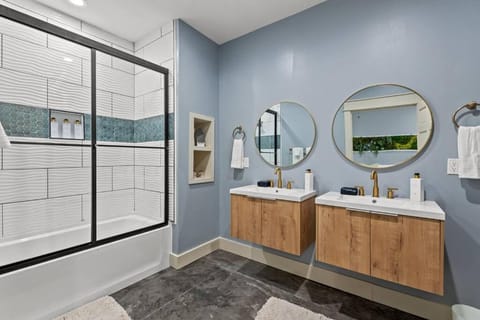 New Barndo/Private River Access/ 2 Private Hot Tub Villa in Kentucky