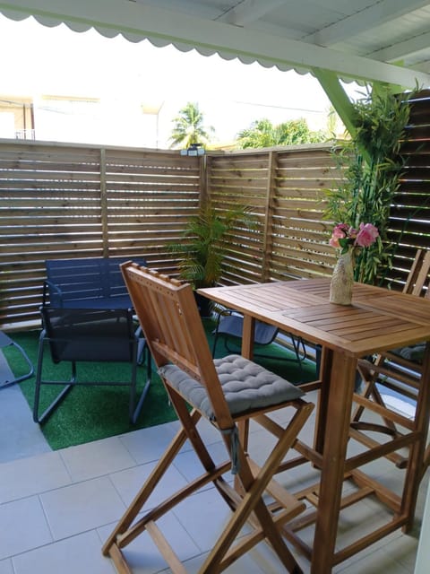 Patio, Day, Seating area, Dining area